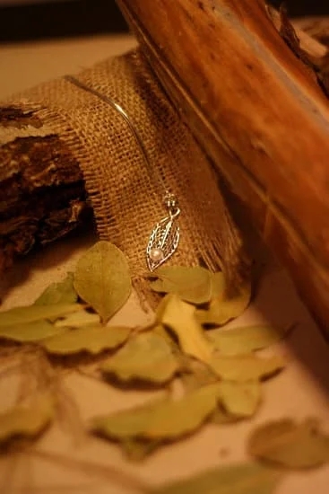 Fashion Bloggers That Has Handmade Jewelry Feature 1 Stylish fashion bloggers showcasing unique handmade jewelry on their fashion blog