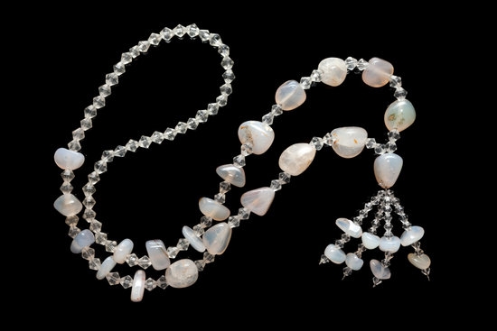 How to wear handmade scarves and jewelry: styling tips for a fashionable look