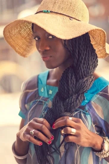 Handmade Jewelry With Shell Commectors 1 Exquisite handmade jewelry with shell connectors for a unique beach-inspired look