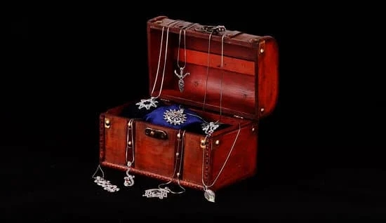 History of Making Art Out of Old Jewelry 1 A journey through creativity and craftsmanship