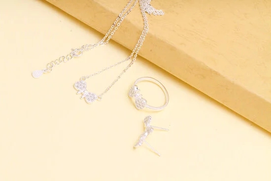 How to Make Jewelry With Paper Beads 1 Step-by-step guide on how to make jewelry with vibrant paper beads for creative DIY projects