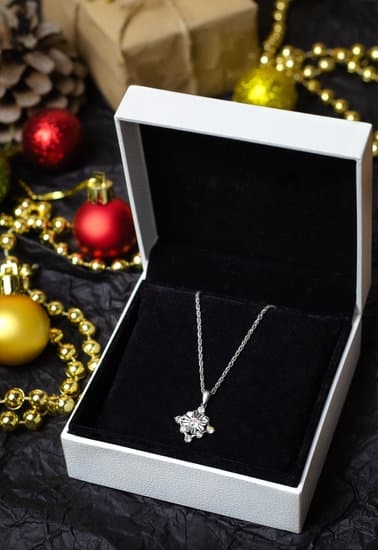 How Do You Use Double Holed Beads in Jewelry Making 1 Step-by-step guide on using double holed beads in jewelry making to achieve unique designs