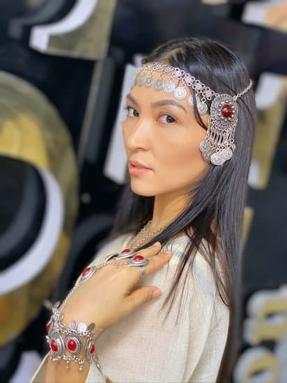 History of Irish Jewelry 1 Explore the rich history of Irish jewelry, featuring intricate designs and cultural symbolism