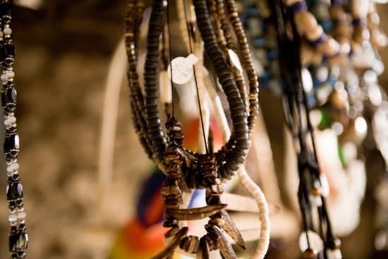 What Is Vintage Crackle Beads Jewelry 1 Explore captivating vintage crackle beads jewelry with unique designs and vibrant colors