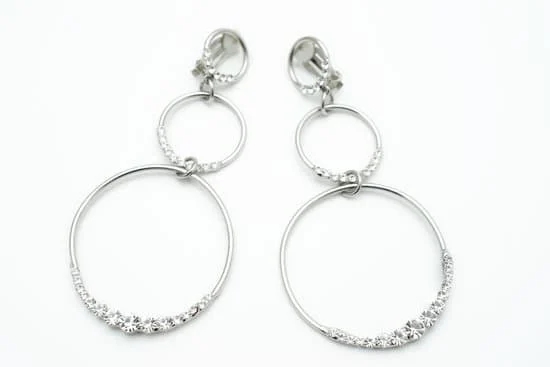 What Colors Are in for 2017 Beaded Jewelry 1 Vibrant shades like mustard yellow, emerald green, and sapphire blue are in. #WhatColorsAreIn