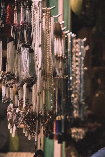 How to paint wooden beads for jewelry making