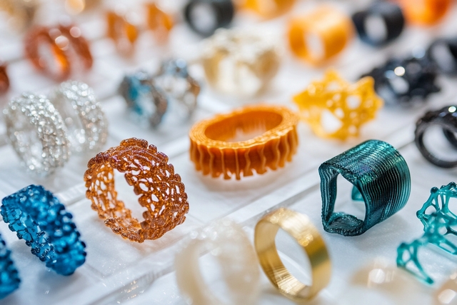The Evolution of 3D Printed Jewelry: Past, Present, and Future 1 The Evolution of 3D Printed Jewelry Past, Present, and Future