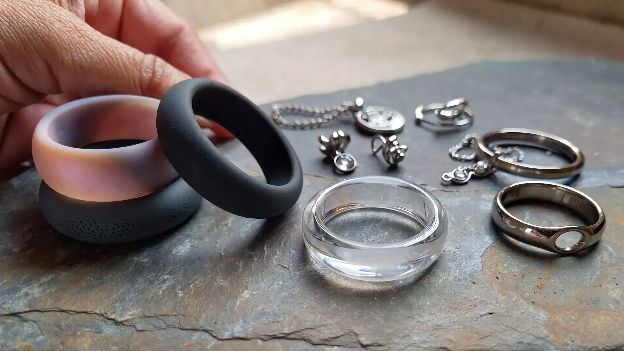 MRI safe jewelry alternatives including silicone rings plastic retainers and titanium piercings_risultato