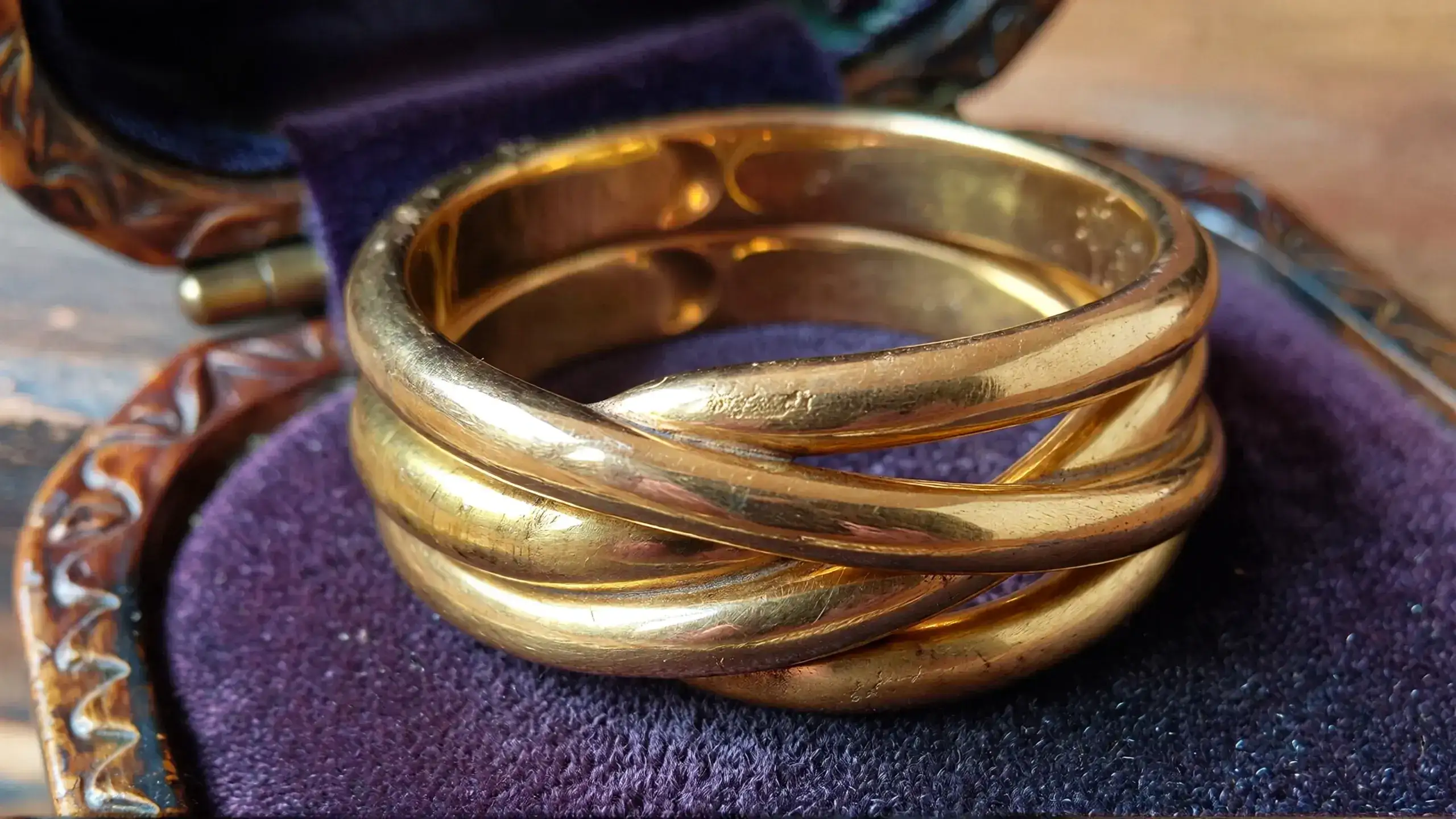 Renaissance gimmel wedding ring with three interlocking gold bands that separate during engagement and unite at wedding ceremony_risultato