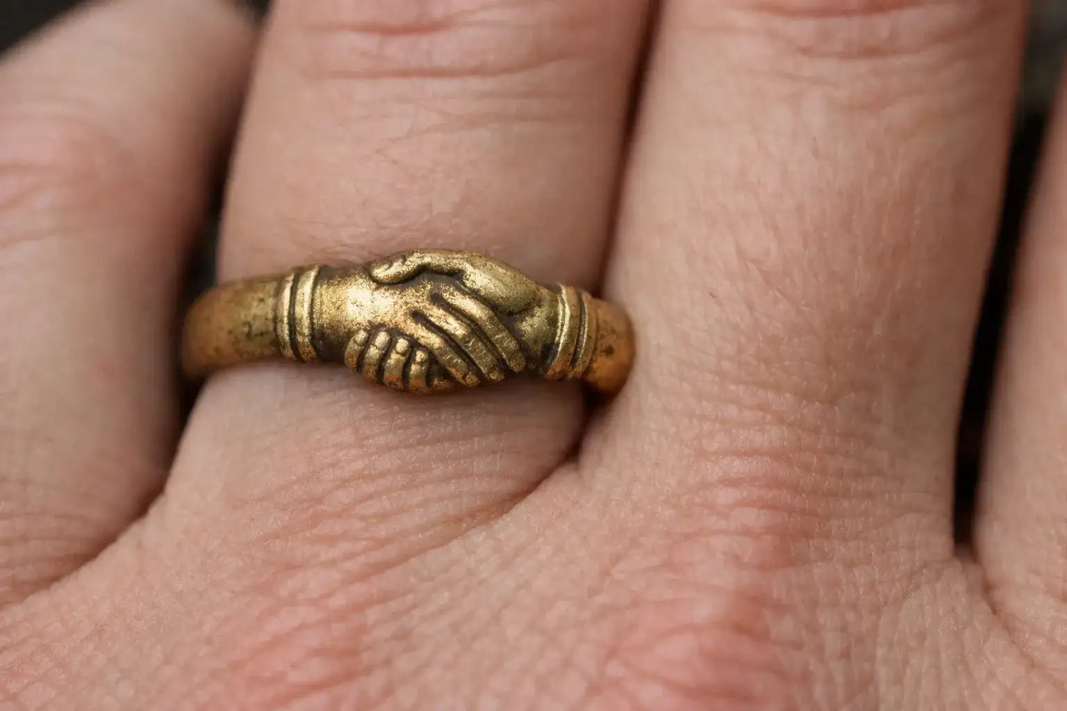 Roman fede wedding ring from 3rd century AD featuring clasped hands symbolizing marriage and friendship_risultato