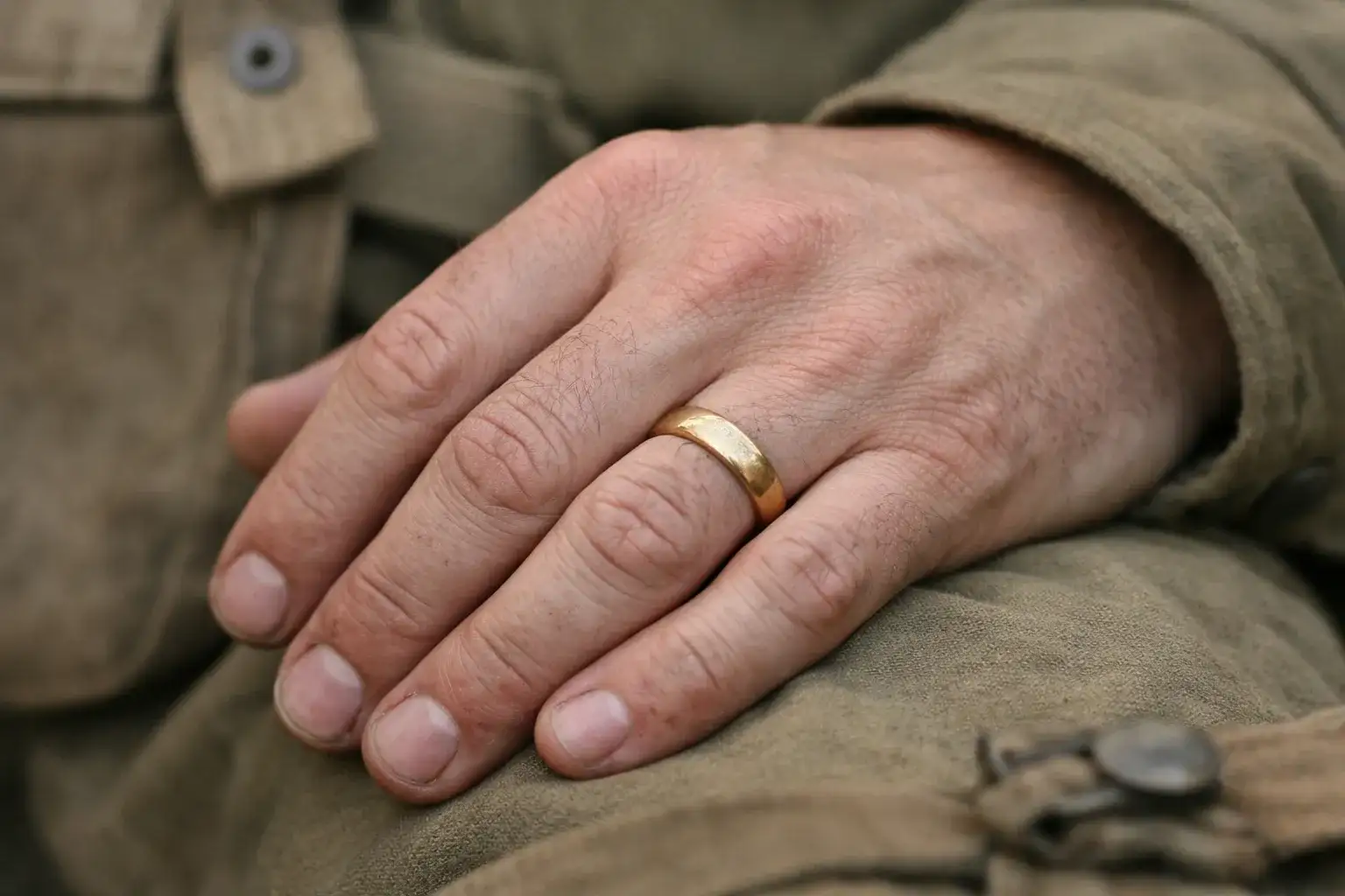 World War II era men's wedding ring simple gold band that soldiers wore as reminder of wives at home during 1940s_risultato