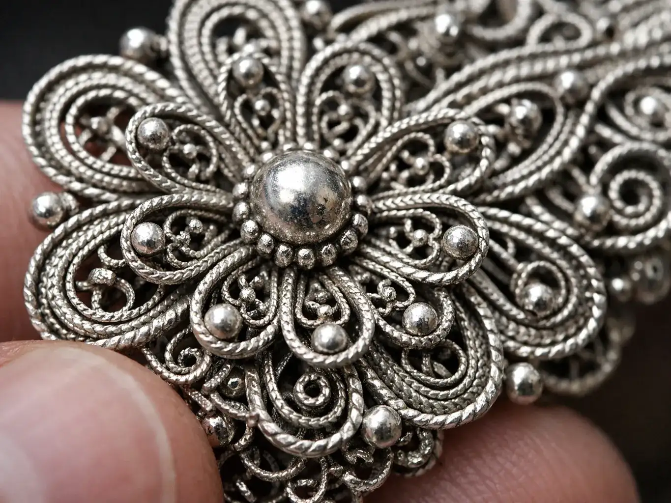 What Does 923 Italy Mean On Jewelry Detailed view of traditional Italian filigree craftsmanship on 925 sterling silver jewelry piece_risultato