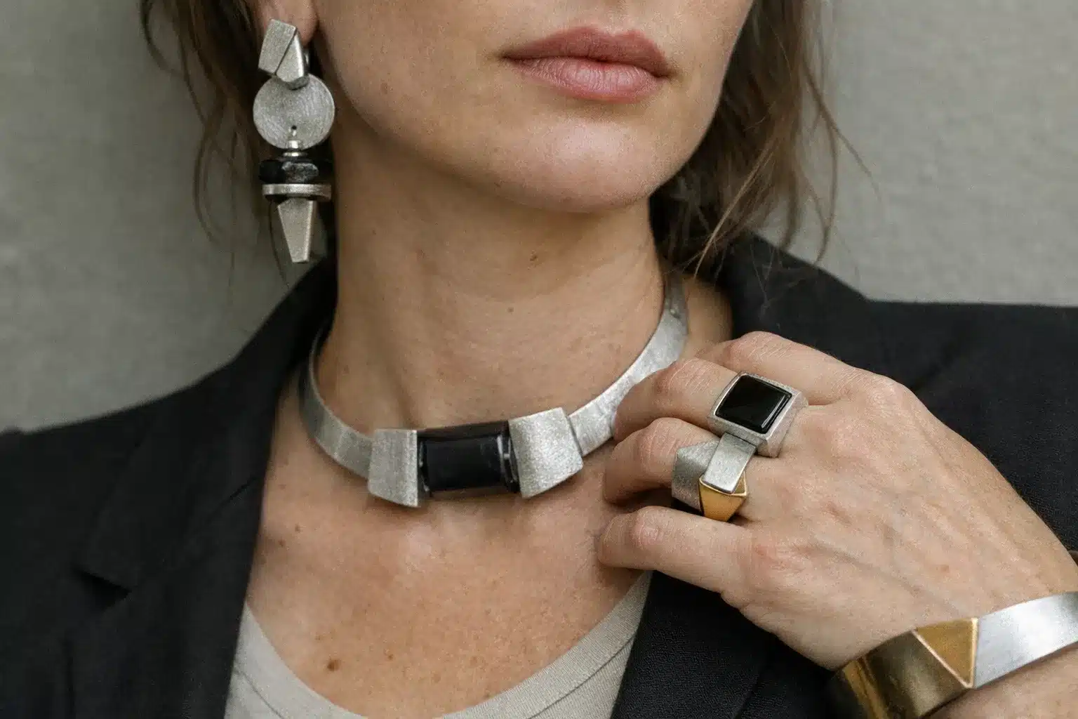 Contemporary brutalist jewelry designs from 2020s showing modern interpretations of vintage aesthetic_risultato